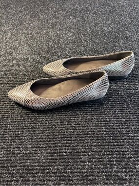 Vionic Women Caballo Flat Gunmetal Silver Metallic Snake Pointed Toe Size 8